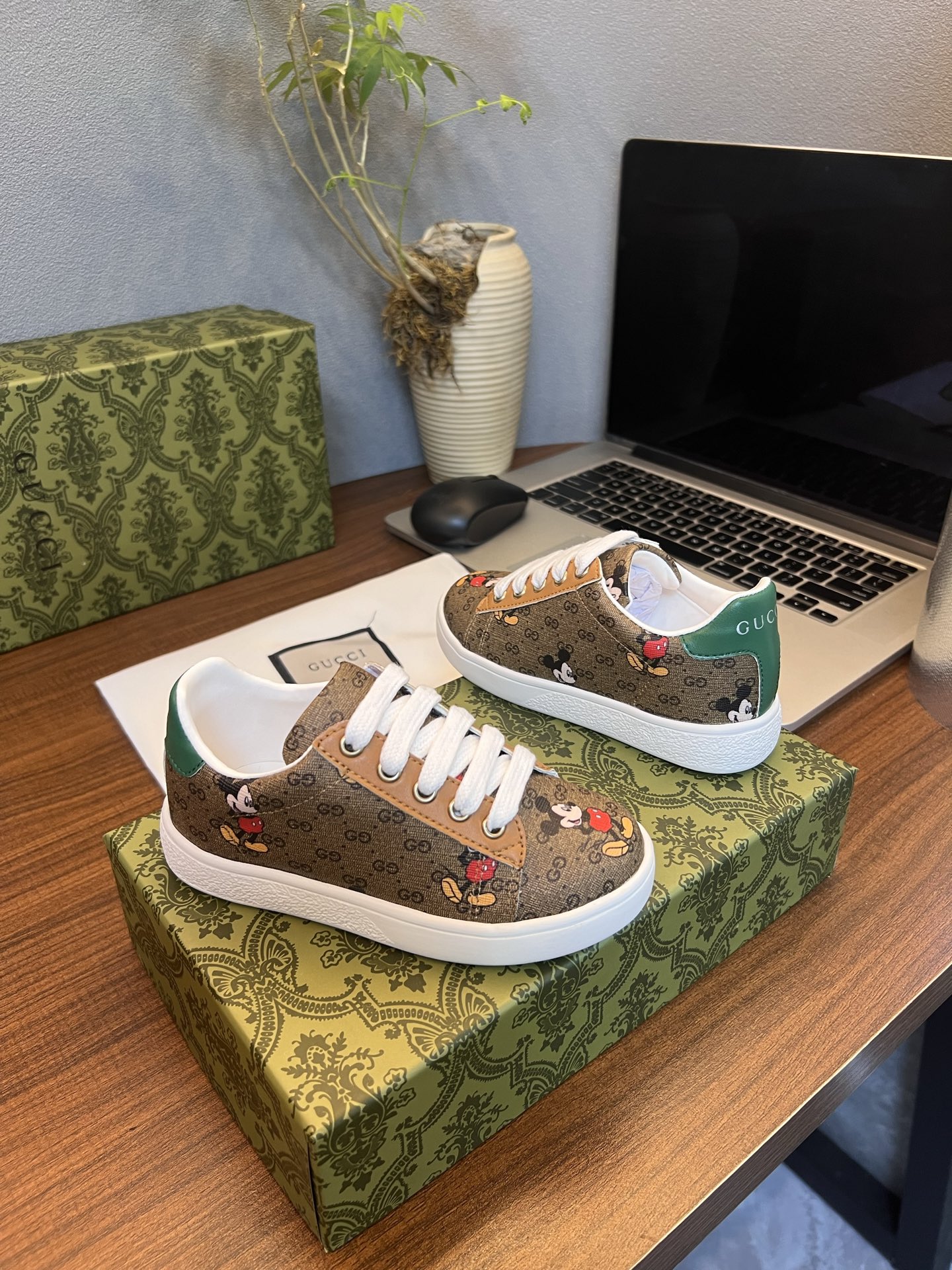 Children's shoes child